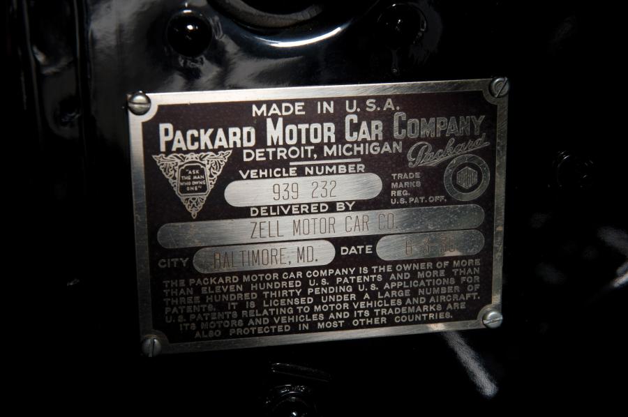 Моторный отсек Packard Twelve 2/4-Passenger Coupe Roadster 1936 года  (фото 5 из 17)